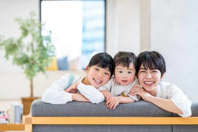 子どもの歯科検診を受け笑顔でホッとする親子