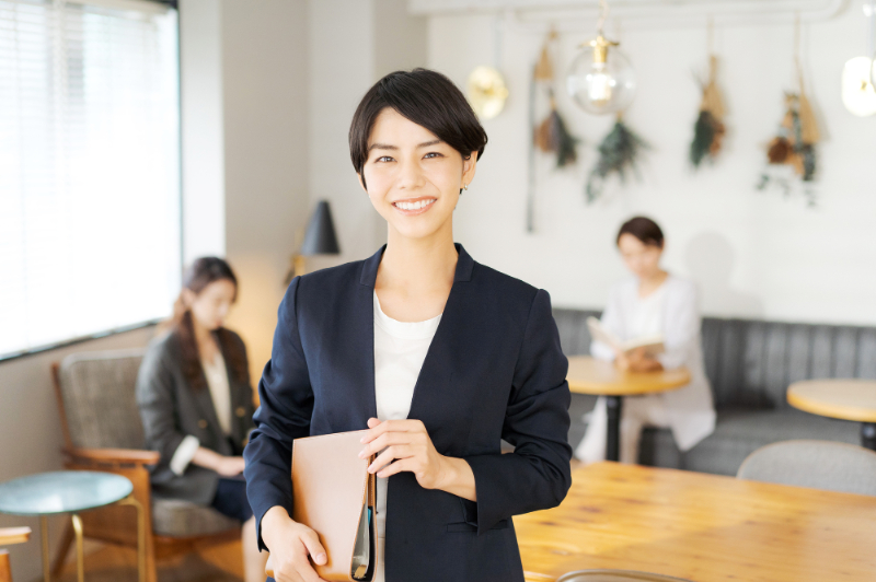 ワイヤー矯正をして笑顔が美しい女性