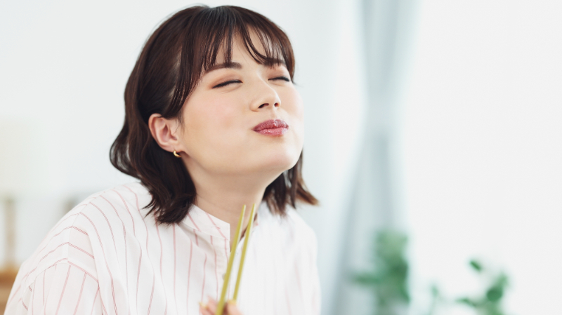 インビザラインの治療中でも注意点を守り美味しく食事をいただく女性