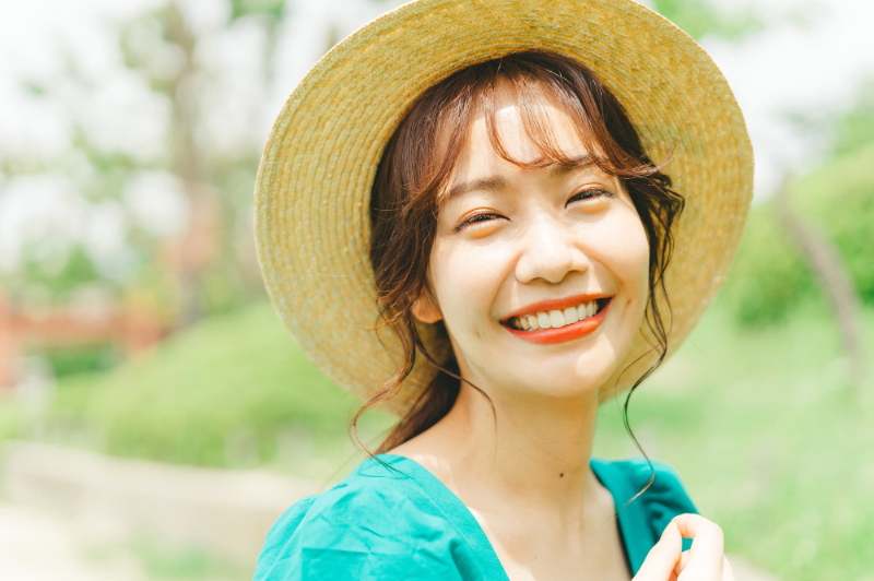 旅行を楽しむ女性