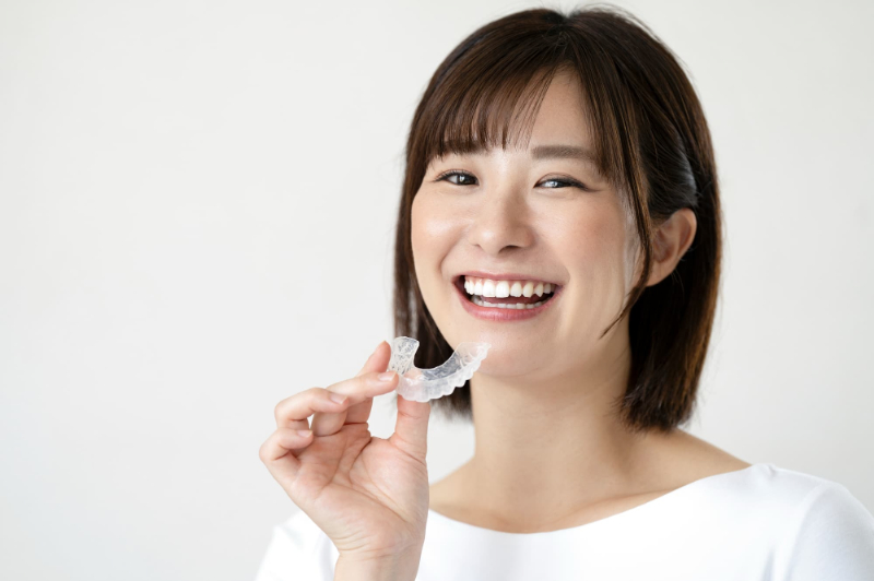 きちんとマウスピース矯正の装置を装着するイメージ