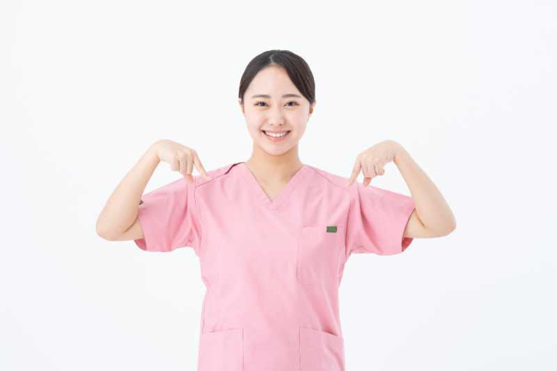 ワイヤー矯正とマウスピース矯正の違いを紹介する歯科衛生士の女性