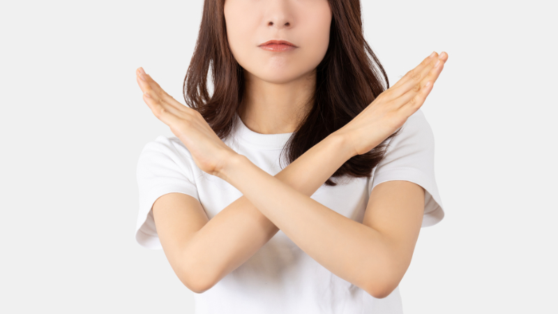 歯がぐらつくときにしてはいけないことを伝える女性