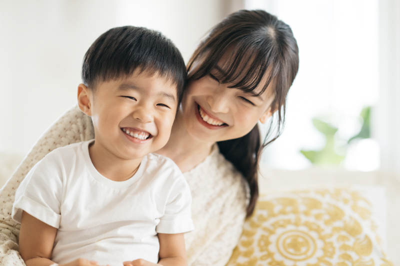 インビザライン・ファーストでの治療を終えて綺麗な歯並びになった男の子と笑顔の母親