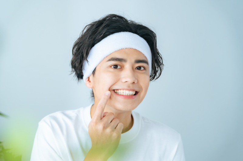 歯周病ケアをして健康な口腔内を保つ男性