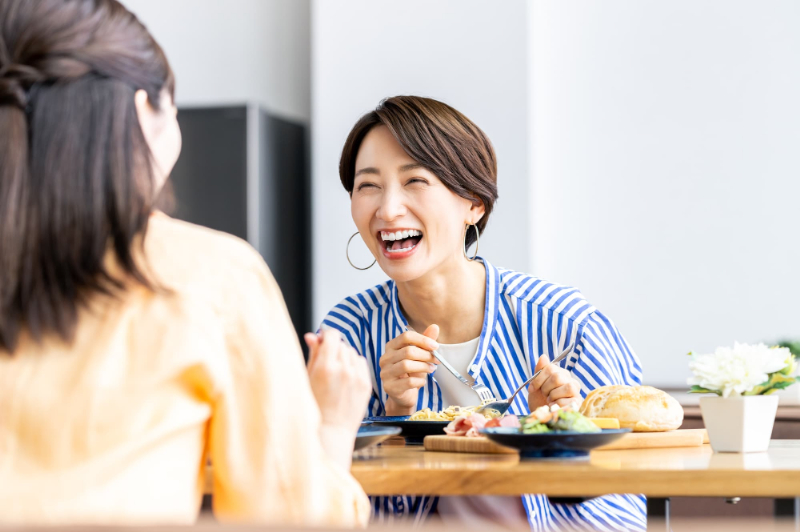友人と楽しそうにランチする女性