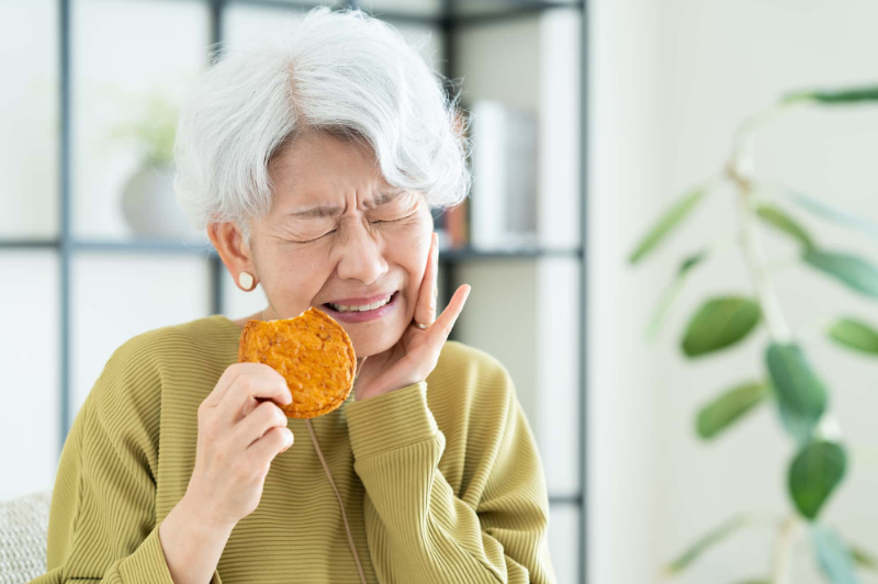 根管治療後に堅い食べ物を食べて痛みが出た女性
