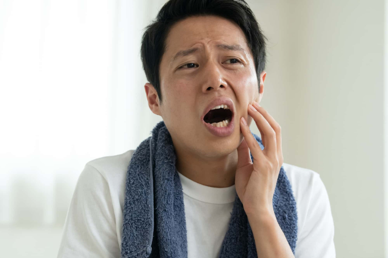 根管治療後に痛みが出た男性