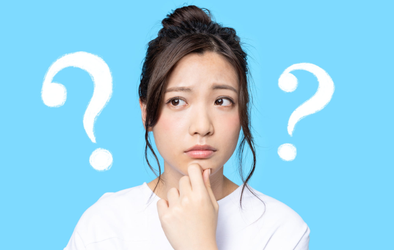 インビザラインで出っ歯は治せるか考える女性