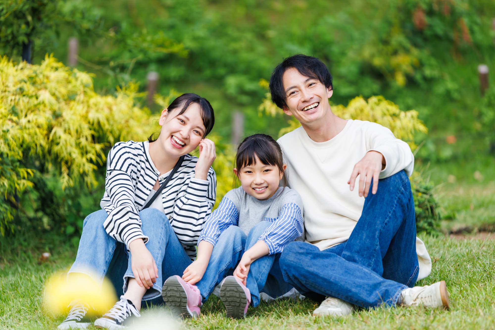 公園でくつろぐ笑顔の親子