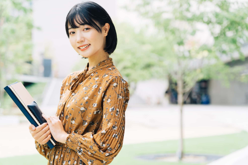 矯正した美しい歯ならびで笑う女性