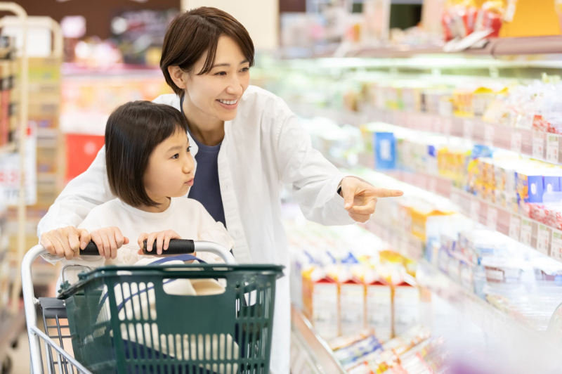 スーパーで買い物している笑顔の親子