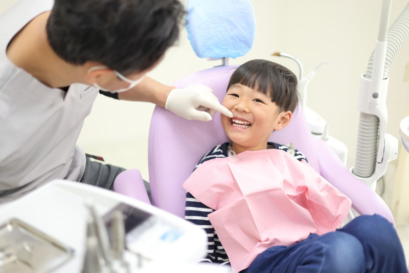 定期的に歯科検診を受ける子ども
