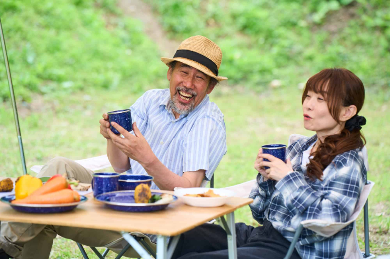 歯周病予防で健康な口内環境を保った男性がキャンプを楽しむ様子