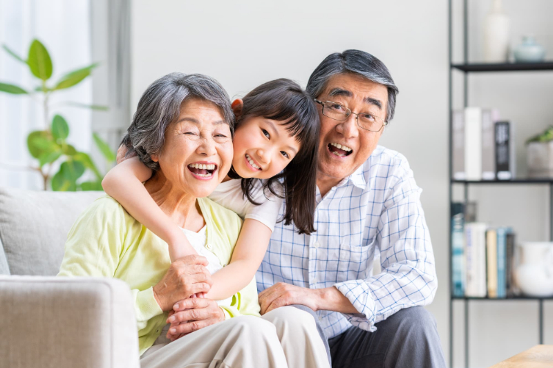 仲良しの孫と祖父母