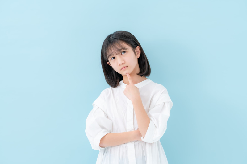 すきっ歯とはどんな状態か考える子ども