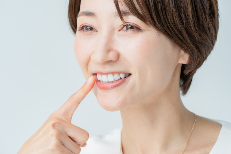 マウスピース矯正で受け口を治療し笑顔を見せる女性