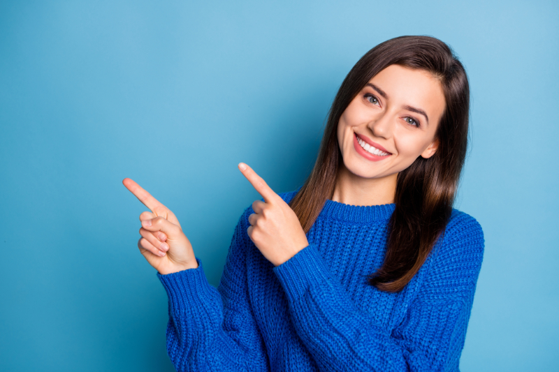 根管治療の保険診療と自費診療の違いを紹介する女性