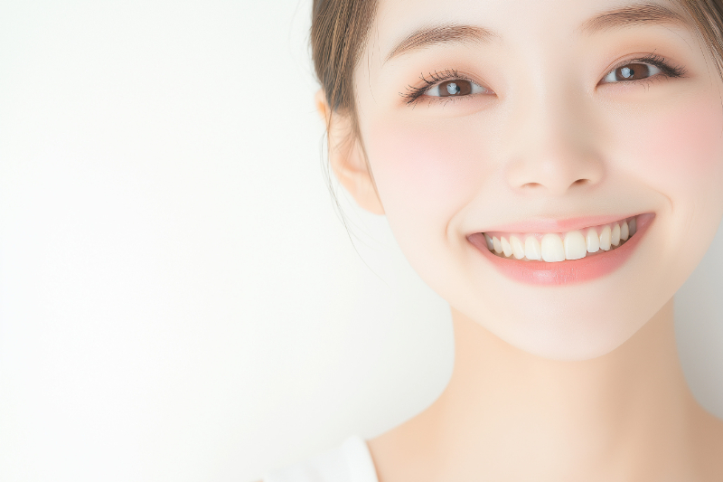 美しい口元で笑顔を見せる女性