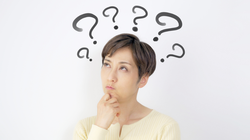 審美歯科治療に保険は適用されるのか考える女性