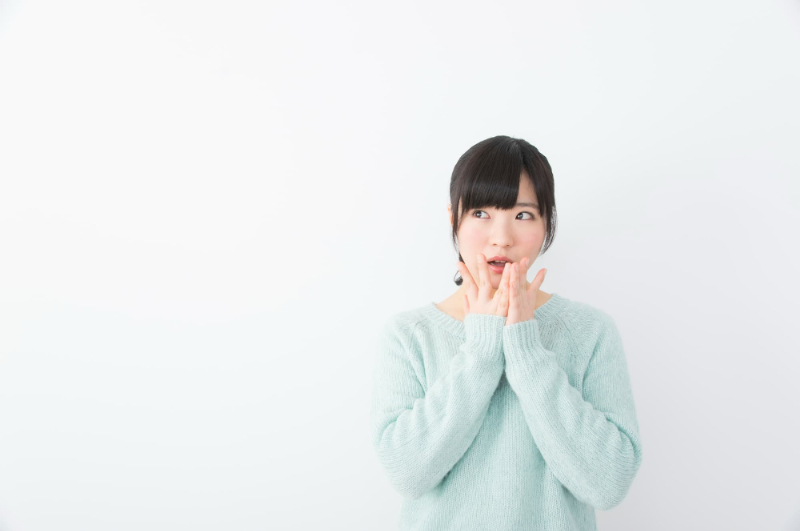 矯正治療後に後戻りしてショックを受ける女性