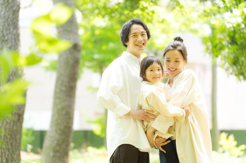 公園で寄り添う笑顔の親子