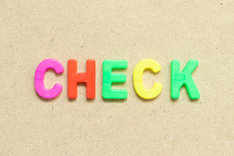 ワイヤー矯正中に口内炎ができたときの対処法をチェックするイメージ