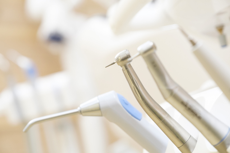 インビザライン矯正で歯を削る装置のイメージ