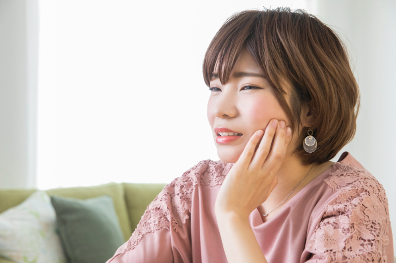 矯正中に痛みを感じる女性