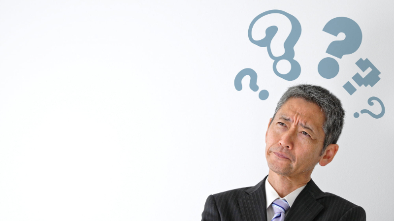 歯ぎしりが歯周病を悪化させるのか考える男性