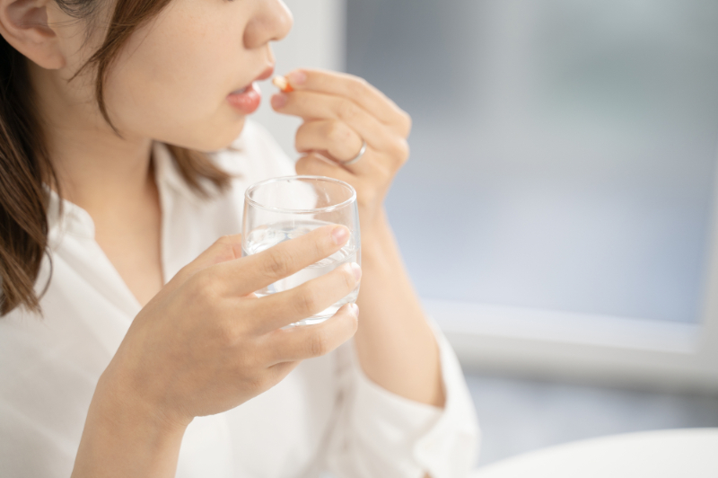 鎮痛剤を服用する女性