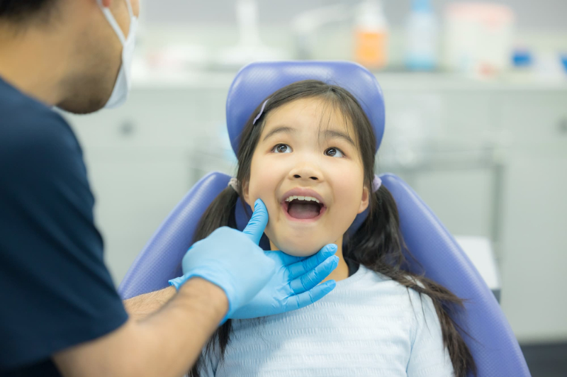 受け口にならないように定期歯科検診を受ける子ども