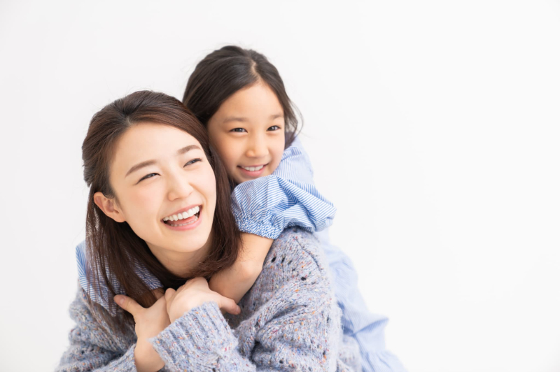 子どもの受け口が矯正できて喜ぶ親子