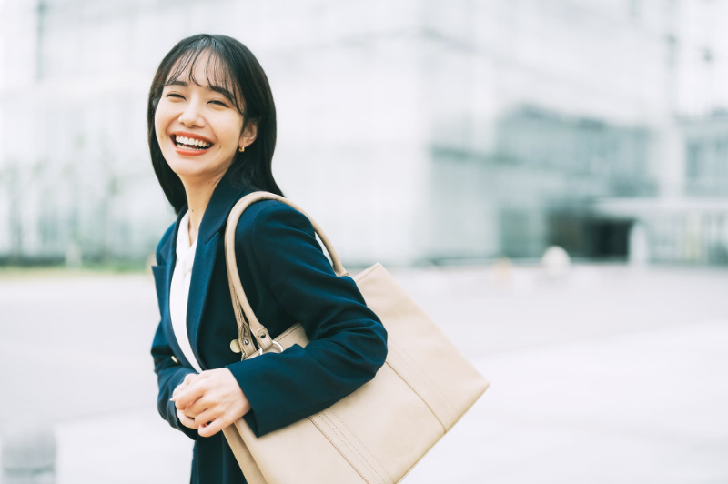 歯に被せ物治療をして口もとに自信が戻った笑顔の女性