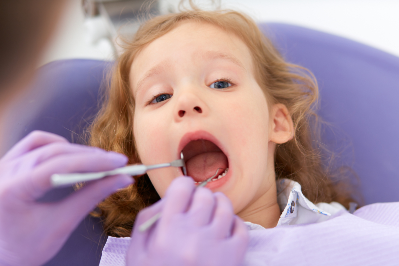 口腔内のチェックを受ける女の子
