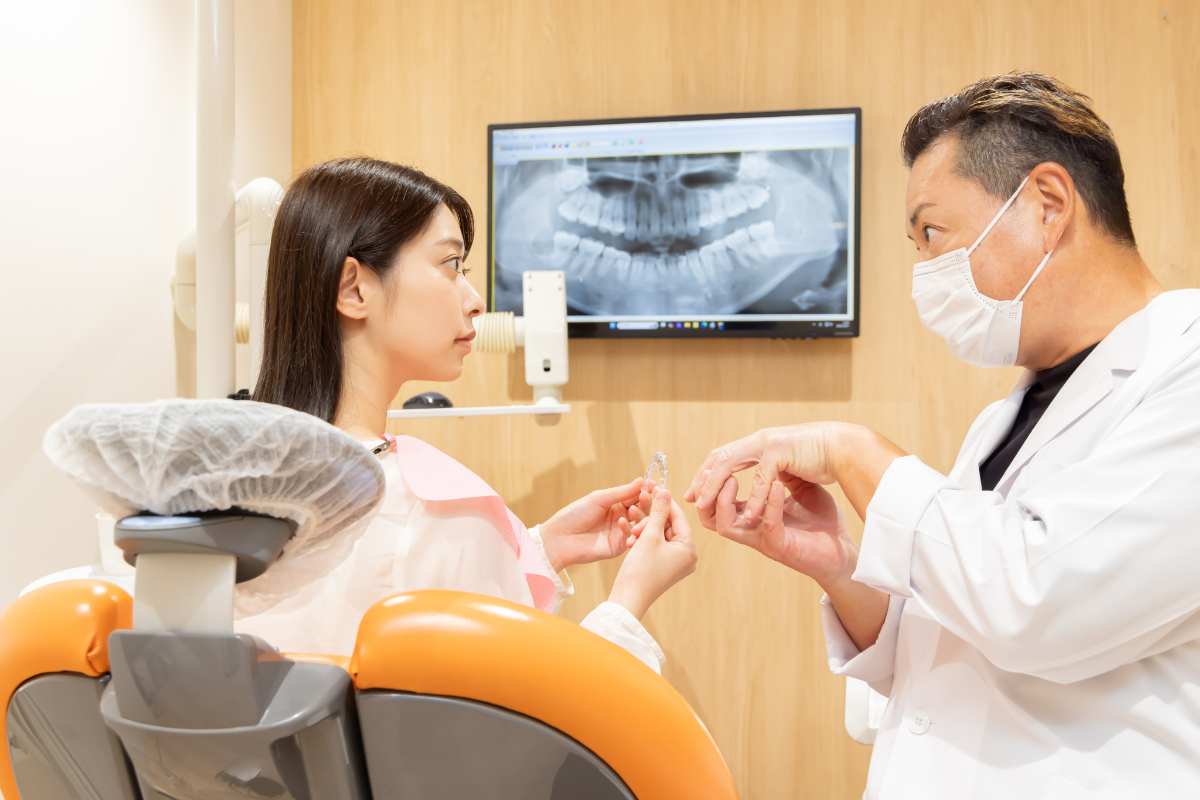 妊娠中に受けられる歯科治療について話す女性と歯科医師