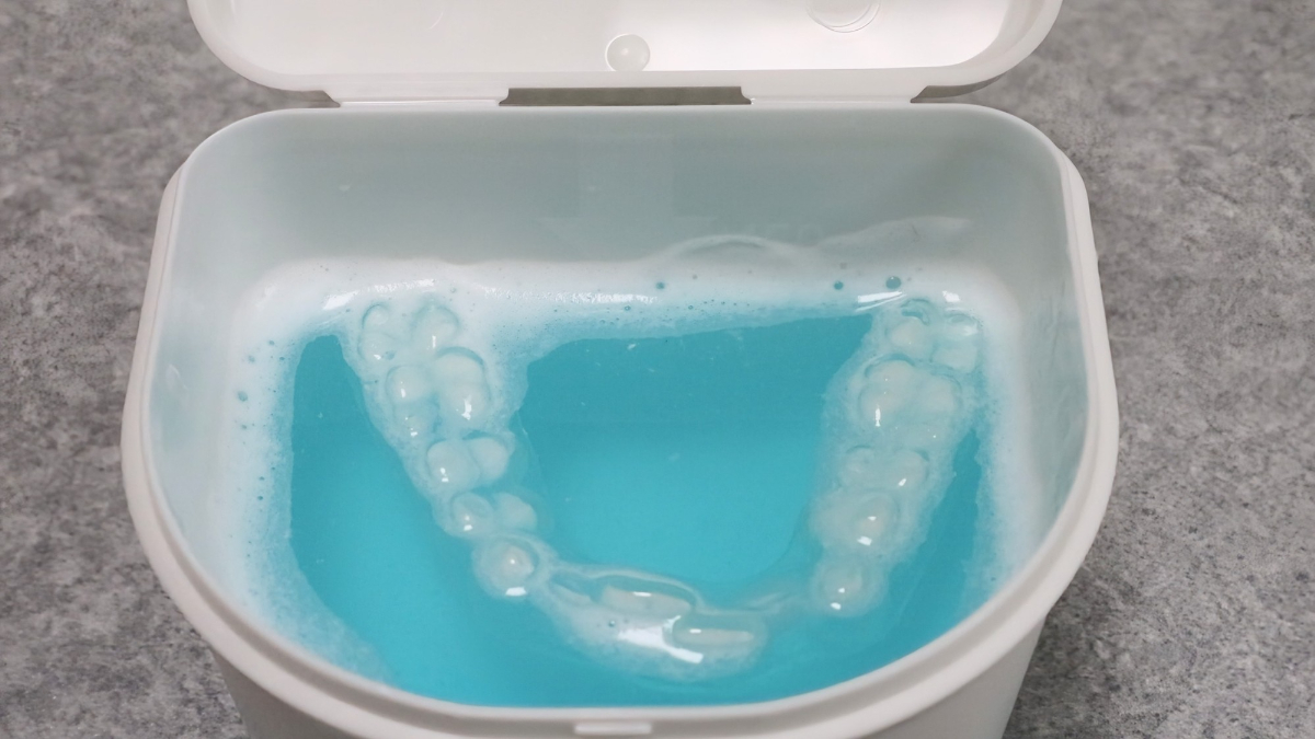 マウスピースの基本的なお手入れとして、専用の洗浄剤を活用している