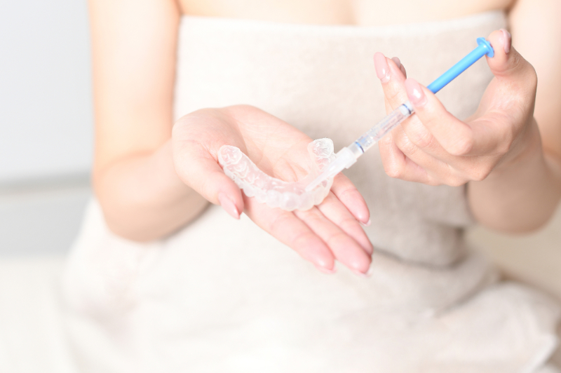 ホワイトニングの薬剤を使用する様子