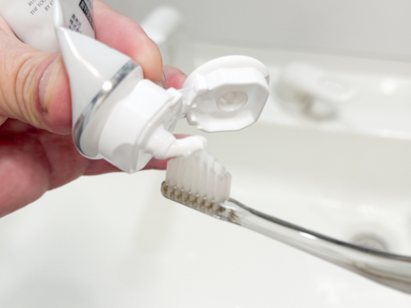 知覚過敏用の歯磨き粉を使用する様子