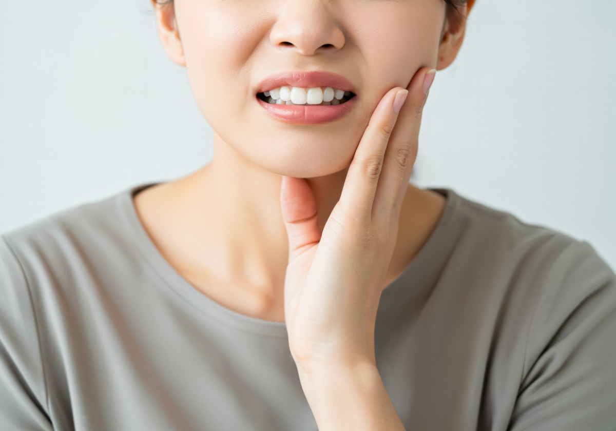 親知らずが生えて痛みを感じる女性