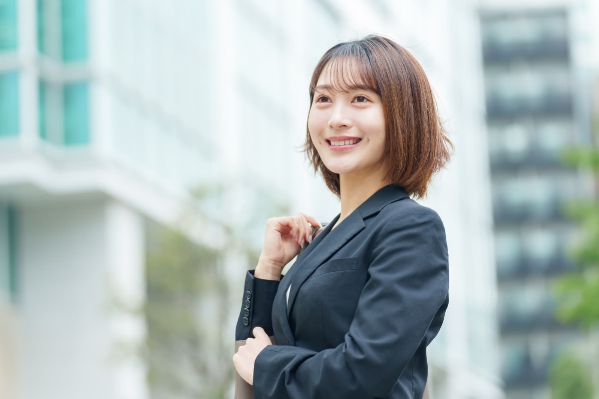 出っ歯を矯正して整った歯並びになった笑顔の女性