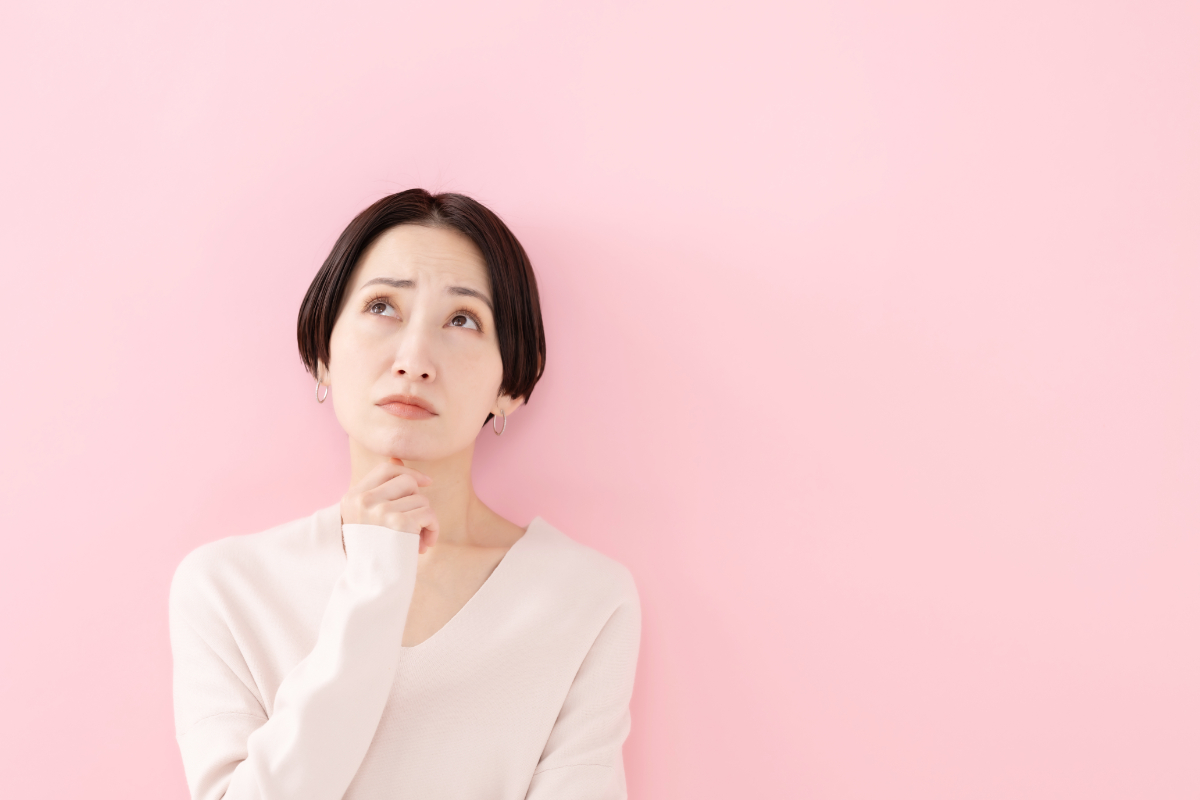 八重歯はインビザラインで治療できるのか考える女性
