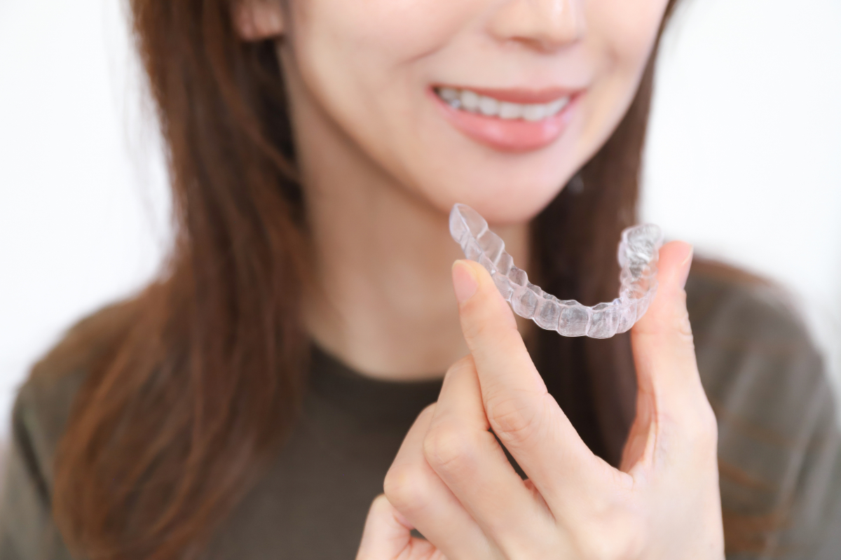 女性がインビザラインを外す様子