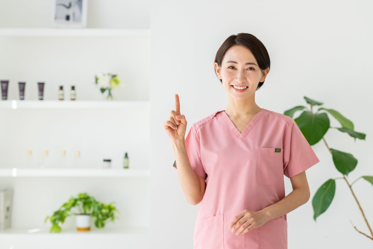 出っ歯を矯正したほうがよい理由について説明する女性