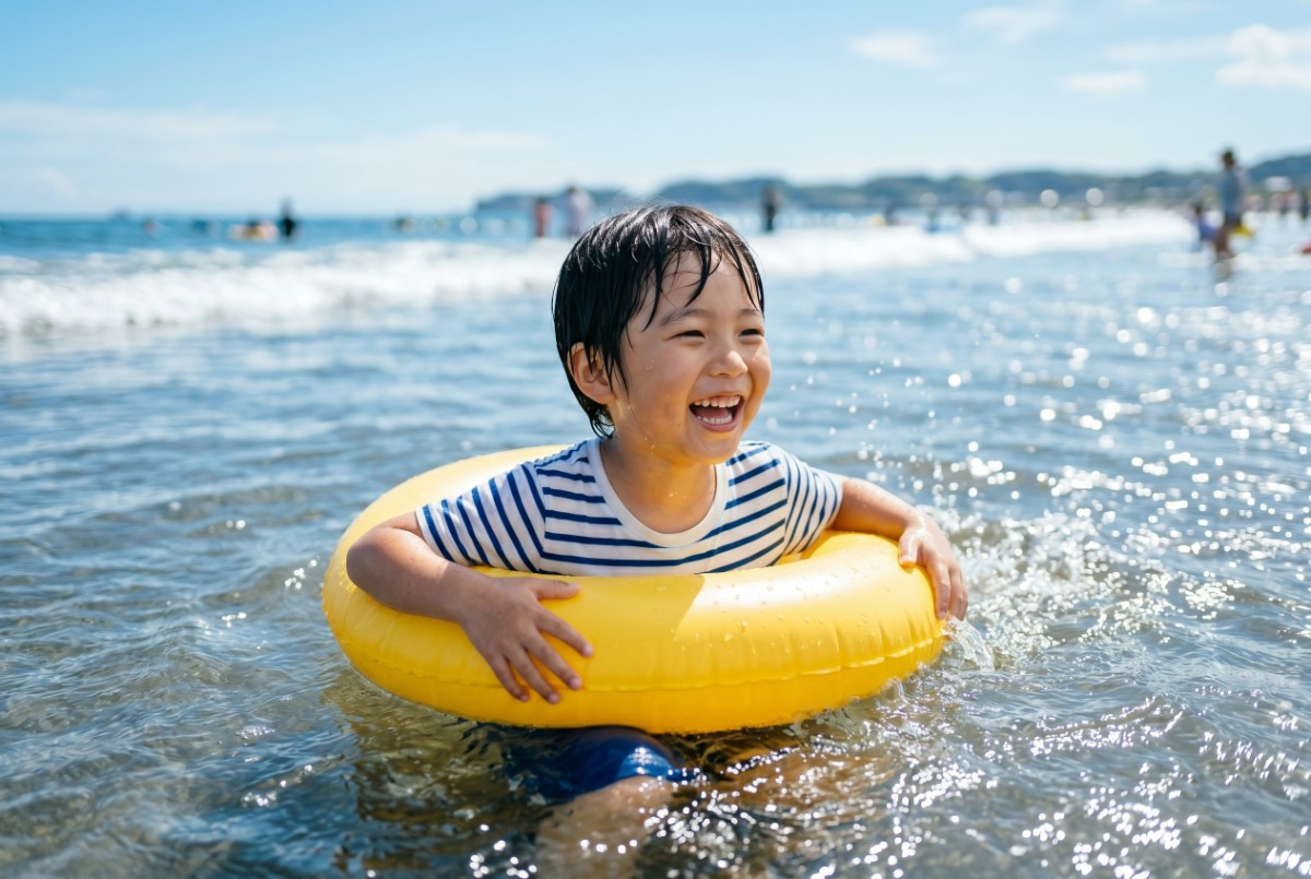 海辺で遊ぶ浮き輪の子ども