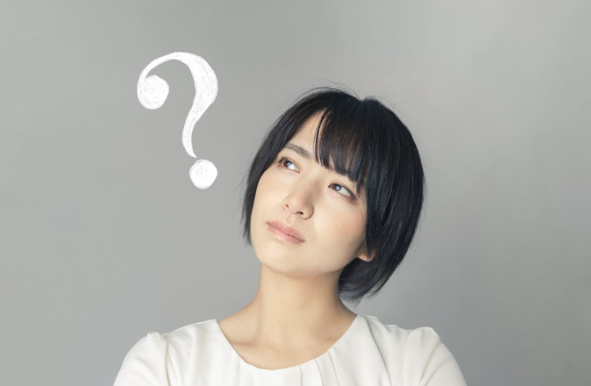 ホワイトニングは何回通えば効果が出るのか考えている女性