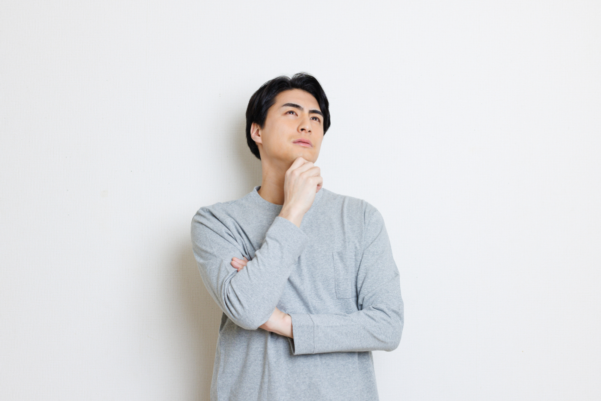 顎が小さいとなぜ歯並びが乱れやすいのかを考えている人