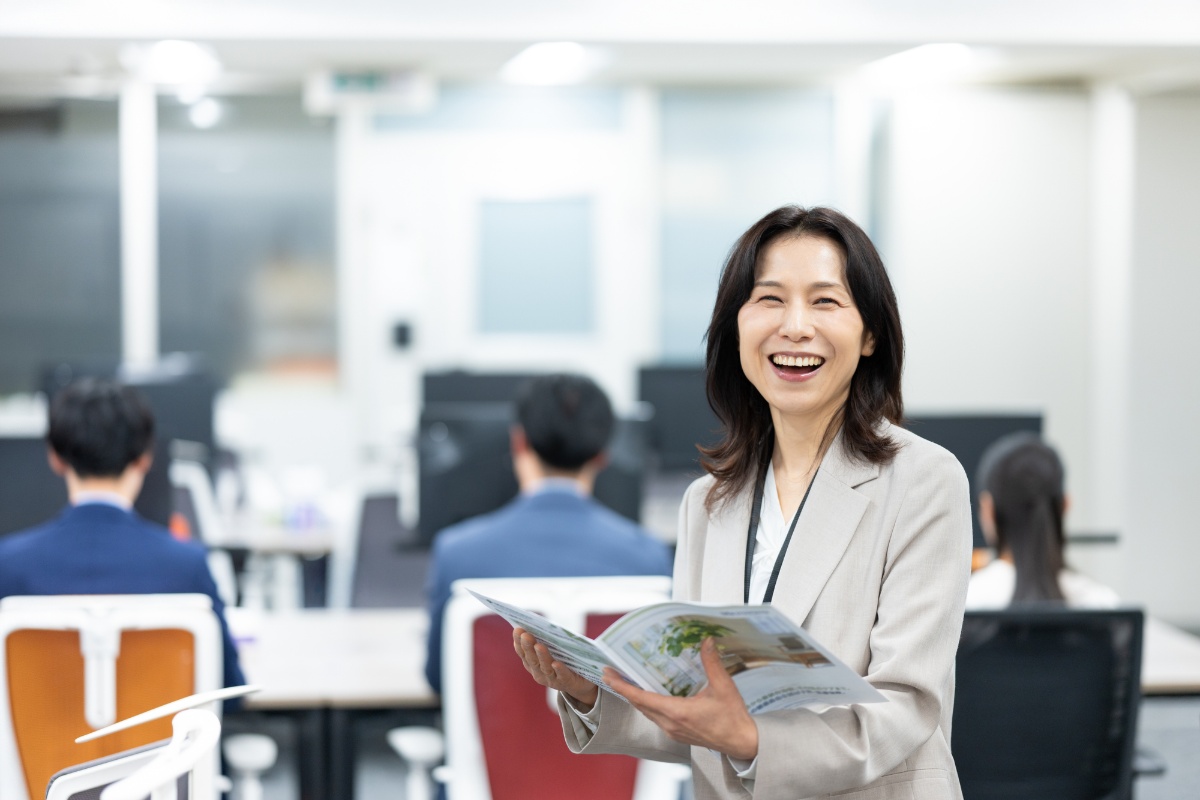 笑顔で仕事をしているミドル女性
