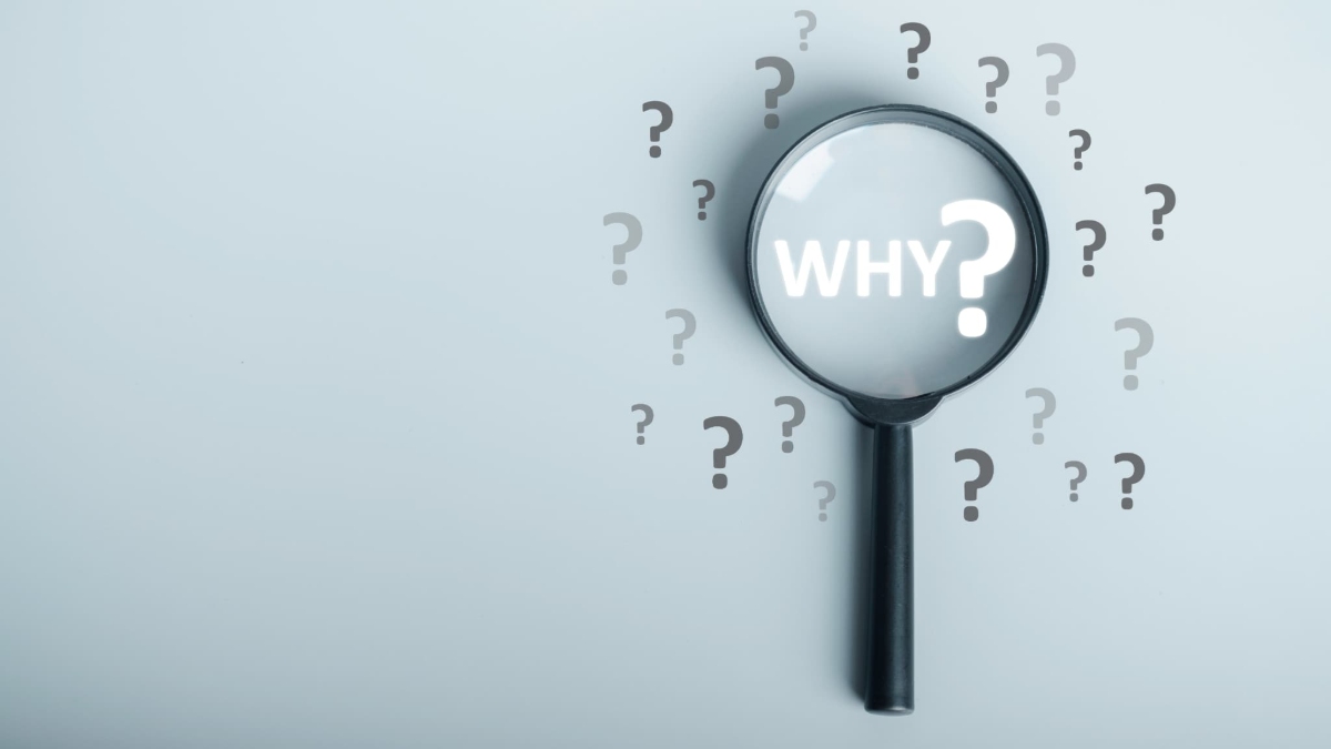 たくさんのハテナマークと虫眼鏡の中のWHY?の文字